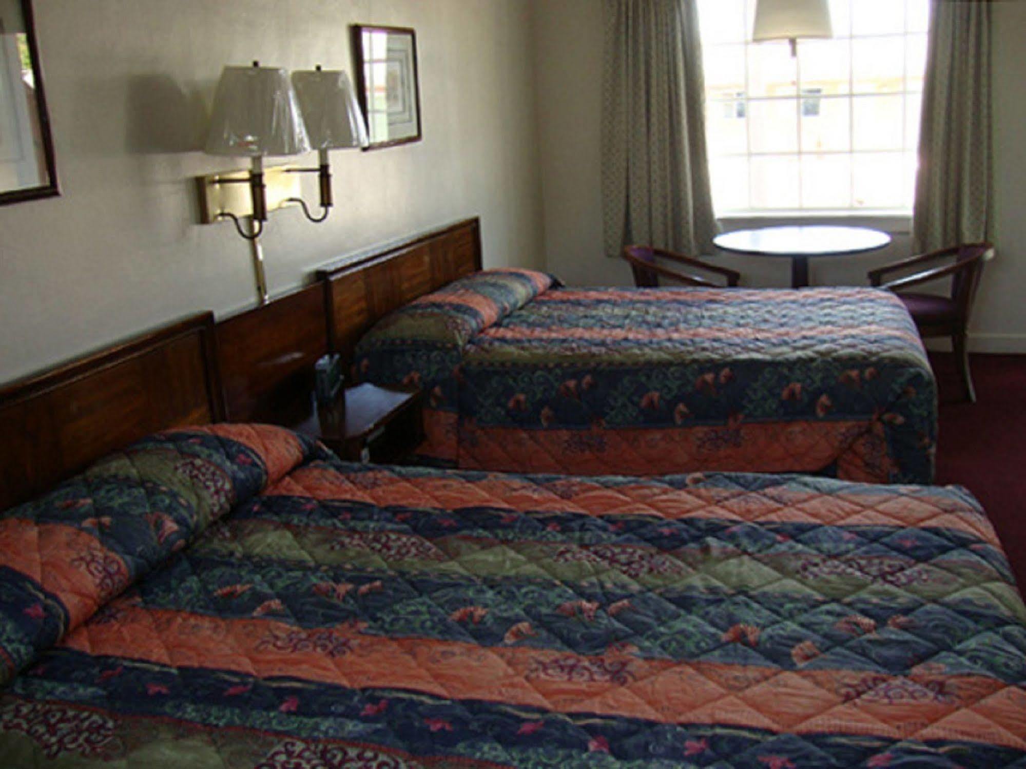 Bassett Motel Γουίλιαμσμπεργκ Εξωτερικό φωτογραφία