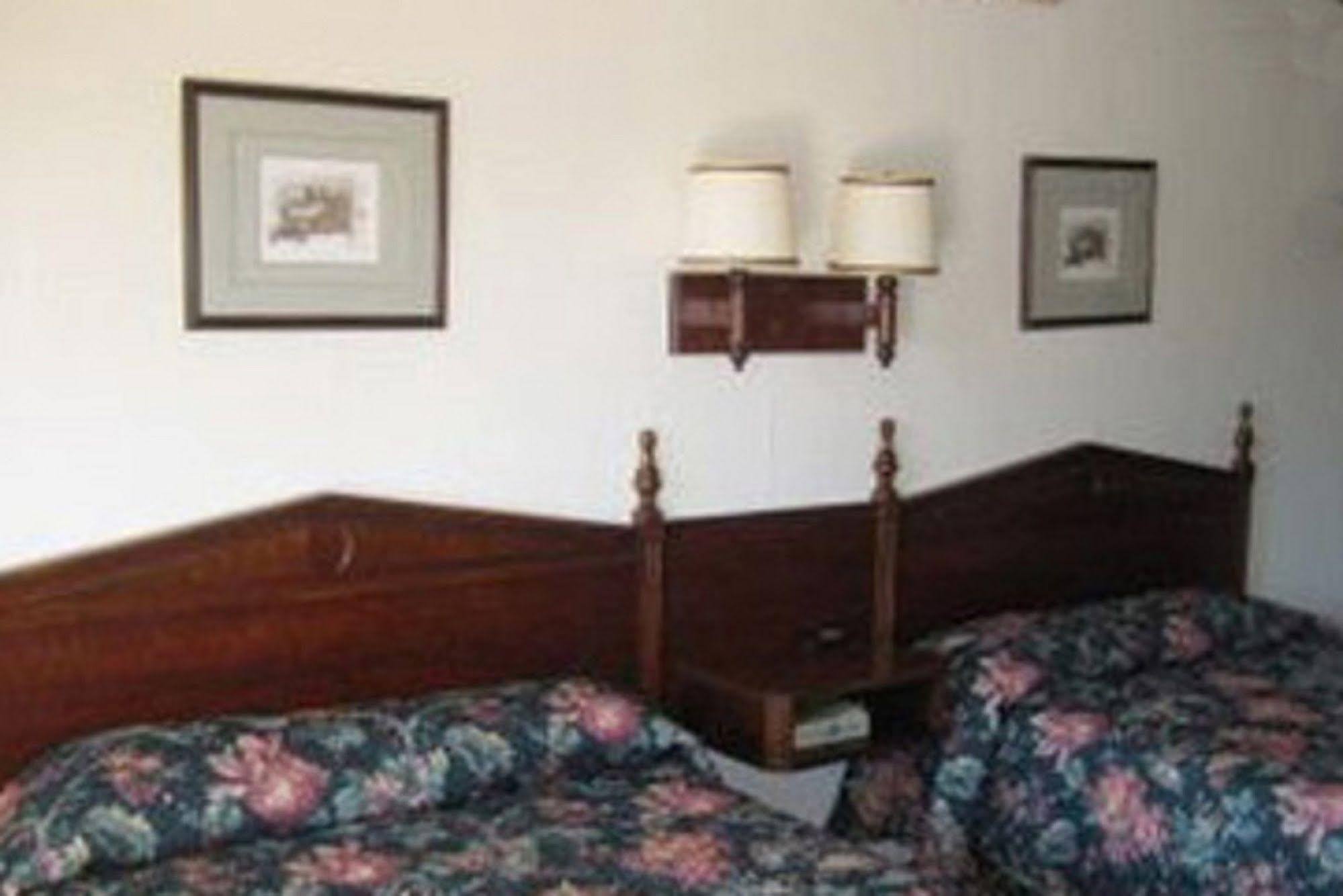 Bassett Motel Γουίλιαμσμπεργκ Δωμάτιο φωτογραφία