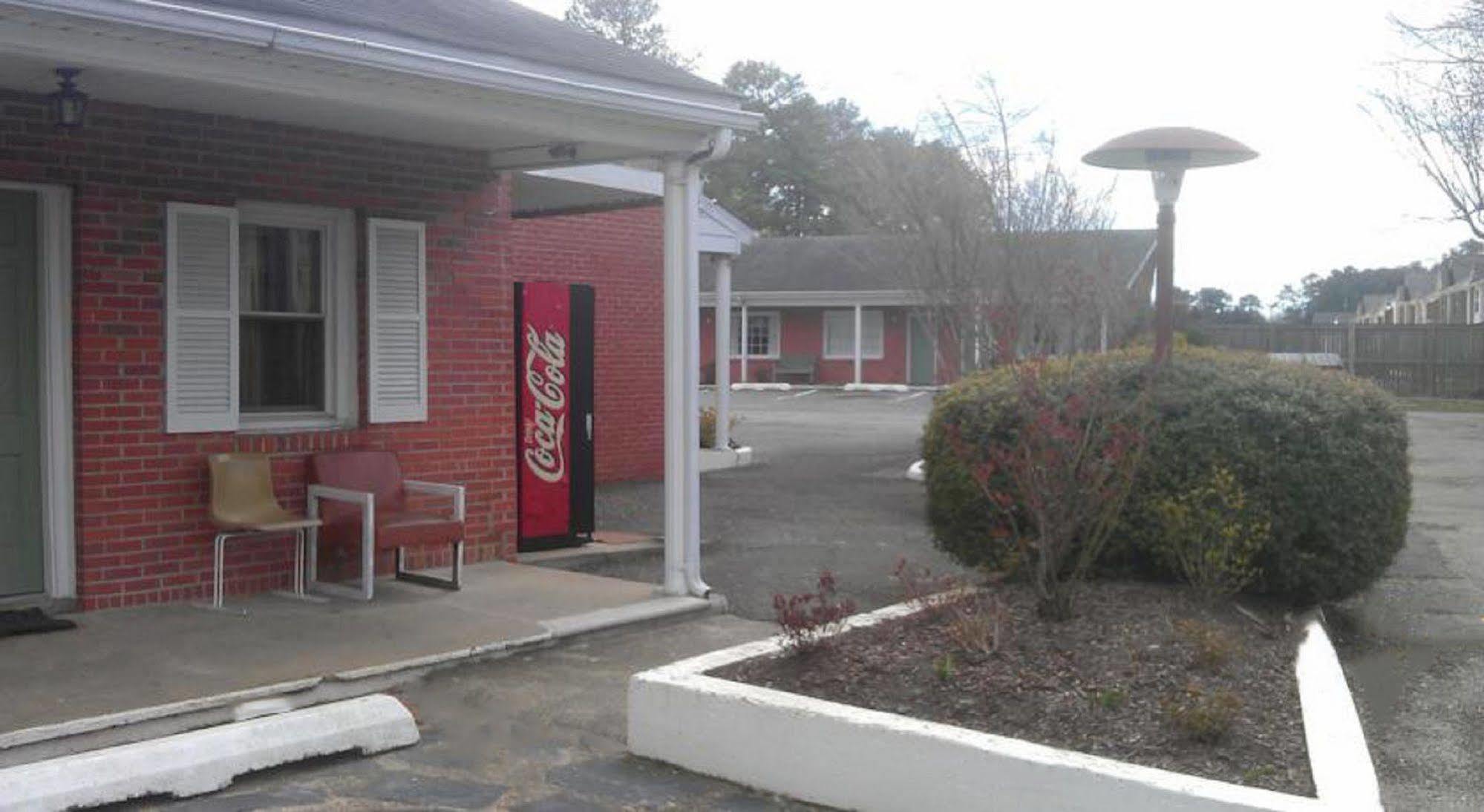 Bassett Motel Γουίλιαμσμπεργκ Εξωτερικό φωτογραφία